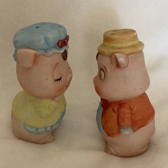Vintage Bisque Handpainted Flirting Boy & Blushing Girl Pig Salt & Pepper Shaker - Picture 4 of 6